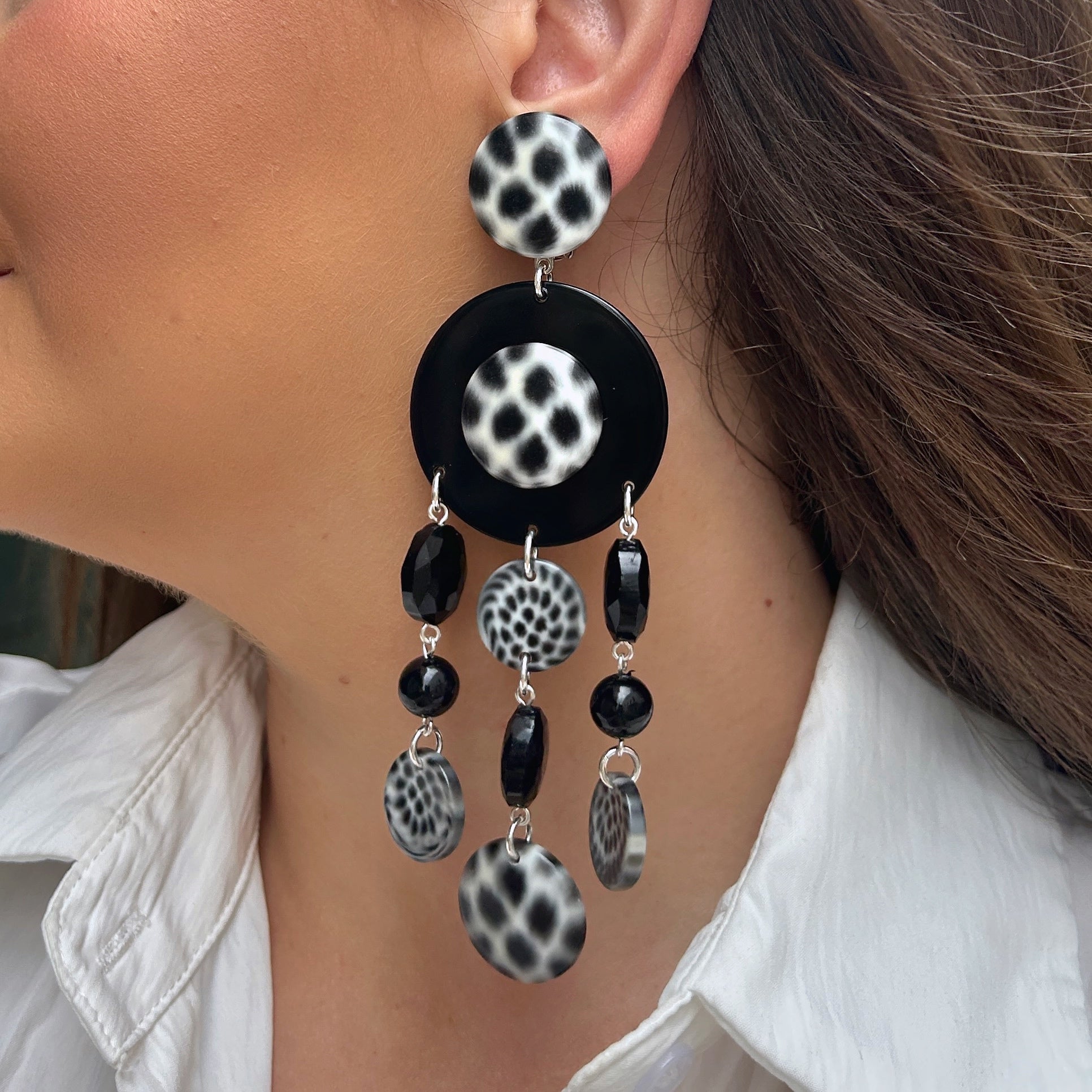 Boucles d'oreilles Pampilles Magpie Francine Bramli noir et blanc à pampilles graphiques