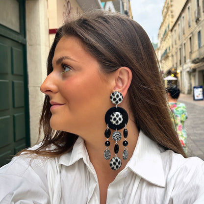 Boucles d'oreilles Pampilles Magpie Francine Bramli noir et blanc à pampilles graphiques