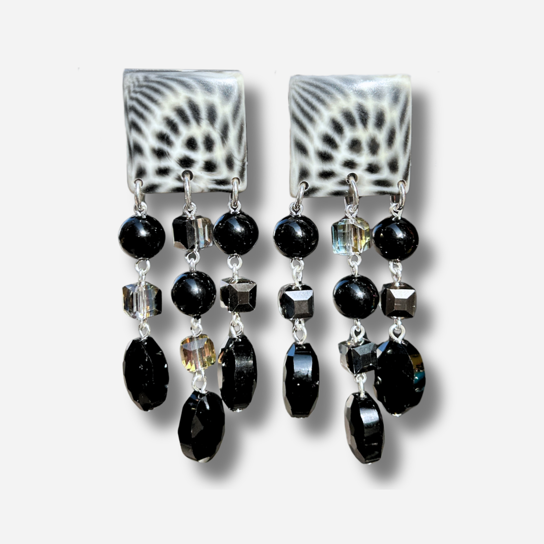 Boucles d'oreilles Pampilles Magpie S Francine Bramli noir et blanc avec pampilles facettées et cristaux