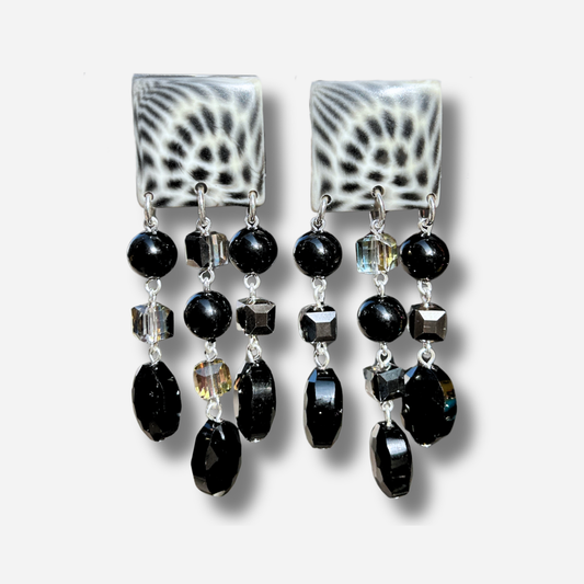 Boucles d'oreilles Pampilles Magpie S Francine Bramli noir et blanc avec pampilles facettées et cristaux