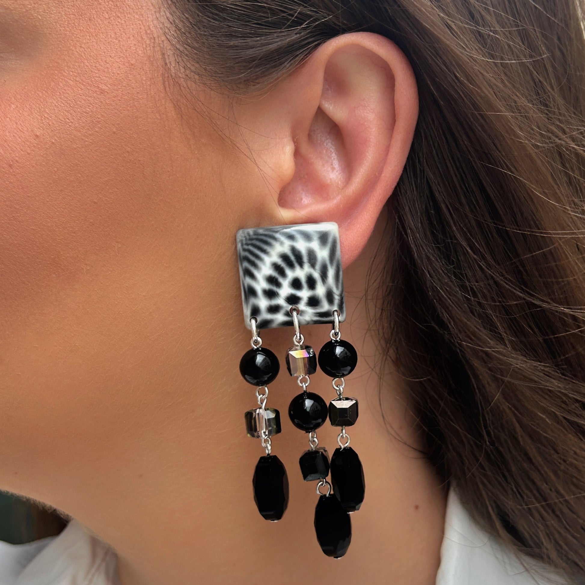 Boucles d'oreilles Pampilles Magpie S Francine Bramli noir et blanc avec pampilles facettées et cristaux