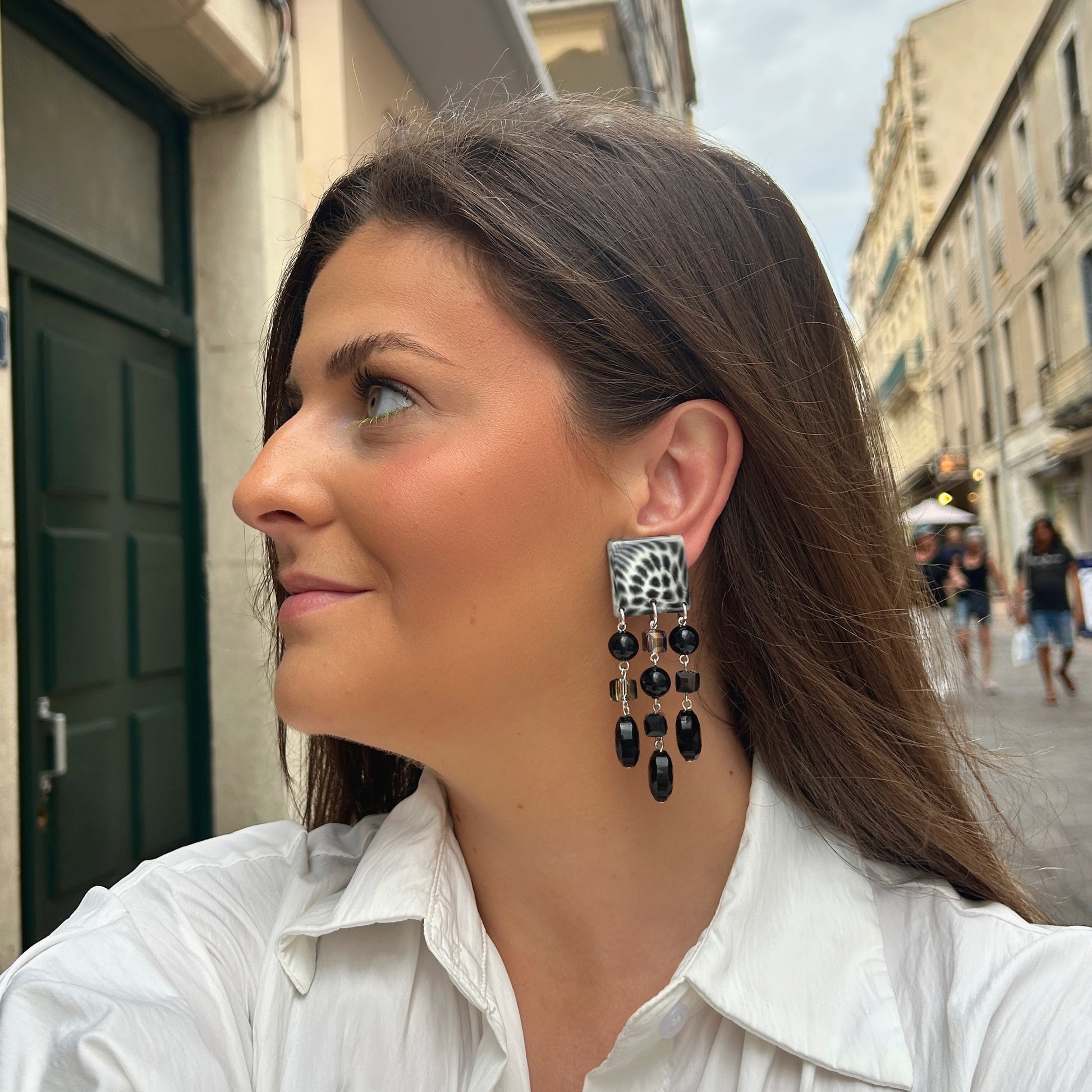 Boucles d'oreilles Pampilles Magpie S Francine Bramli noir et blanc avec pampilles facettées et cristaux