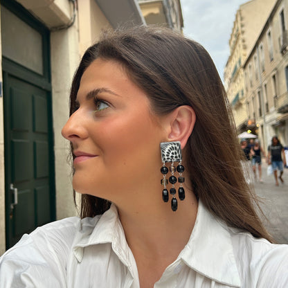 Boucles d'oreilles Pampilles Magpie S Francine Bramli noir et blanc avec pampilles facettées et cristaux