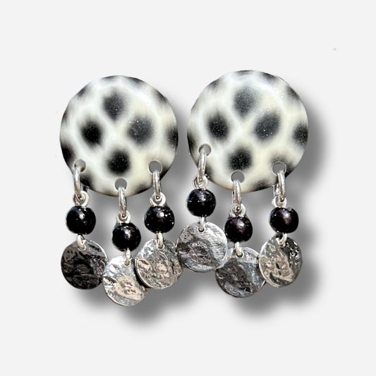 Boucles d'oreilles Pampilles Magpie XS Francine Bramli noir et blanc avec pampilles argentées martelées