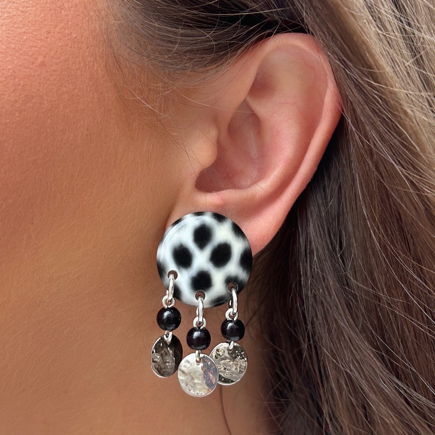 Boucles d'oreilles Pampilles Magpie XS Francine Bramli noir et blanc avec pampilles argentées martelées