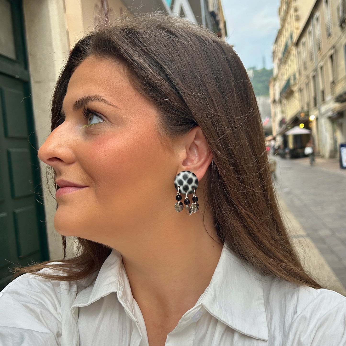 Boucles d'oreilles Pampilles Magpie XS Francine Bramli noir et blanc avec pampilles argentées martelées