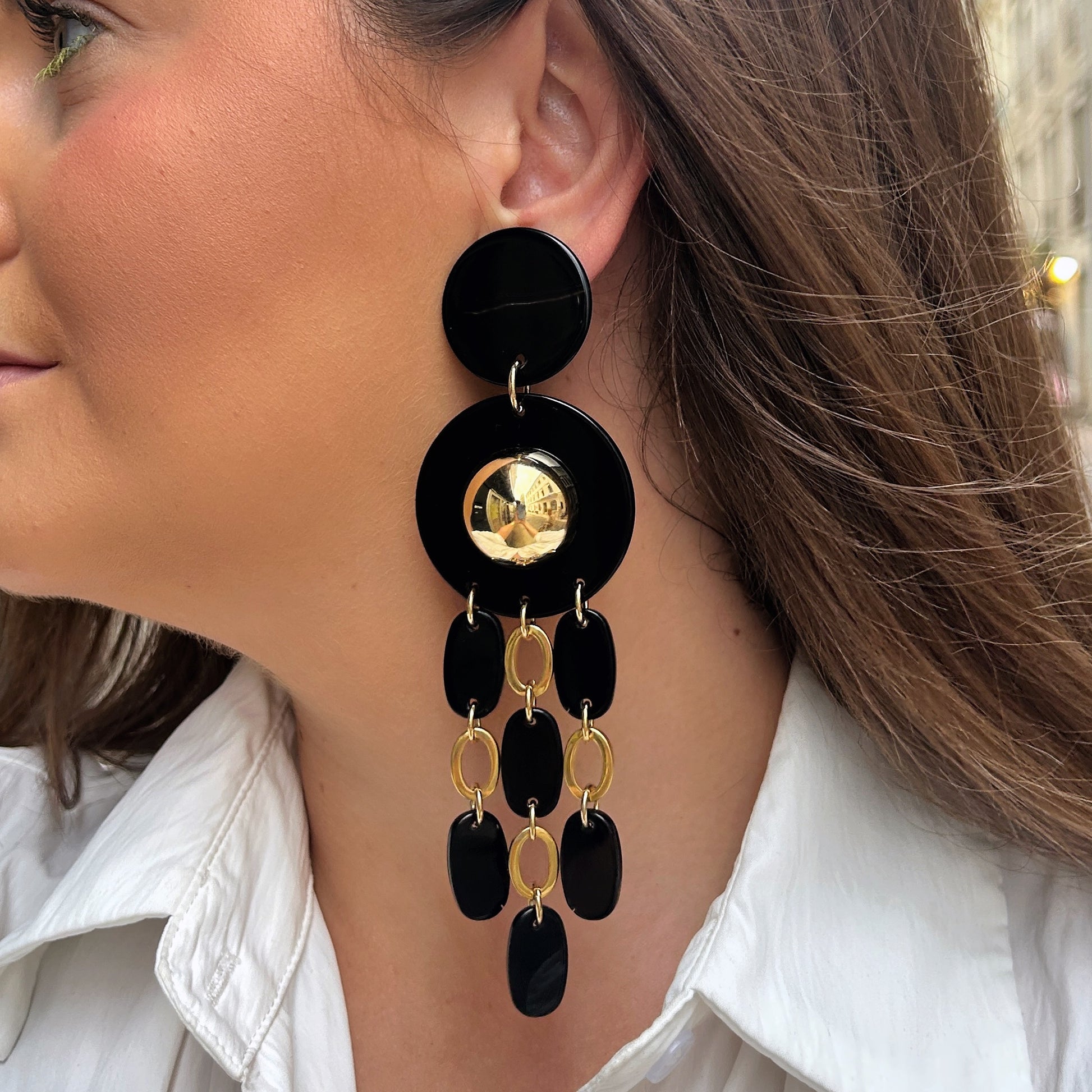 Boucles d'oreilles Pampilles Noir Gold Francine Bramli noires et dorées à pampilles graphiques