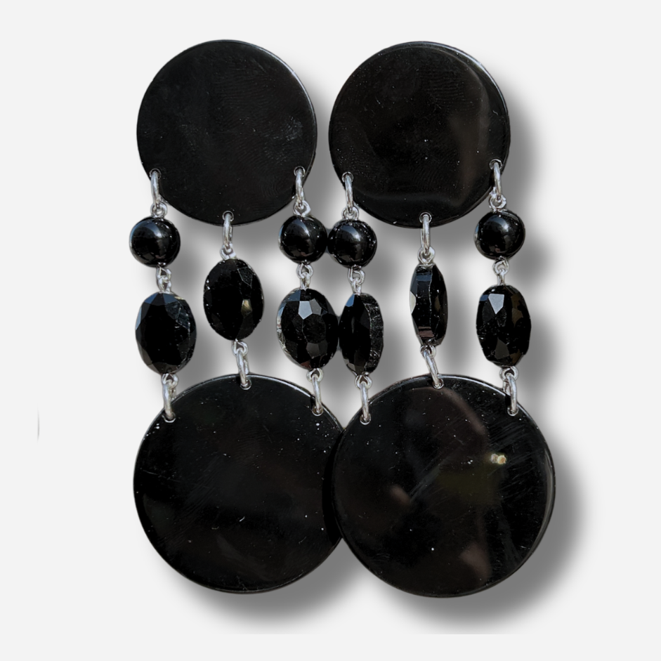Boucles d'oreilles Pampilles Noires Francine Bramli en résine noire et perles facettées noires