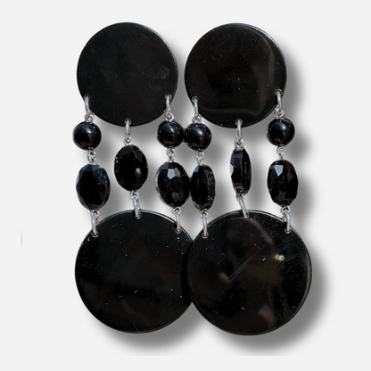 Boucles d'oreilles Pampilles Noires Francine Bramli en résine noire et perles facettées noires