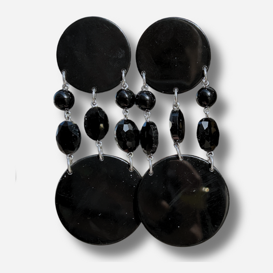 Boucles d'oreilles Pampilles Noires Francine Bramli en résine noire et perles facettées noires
