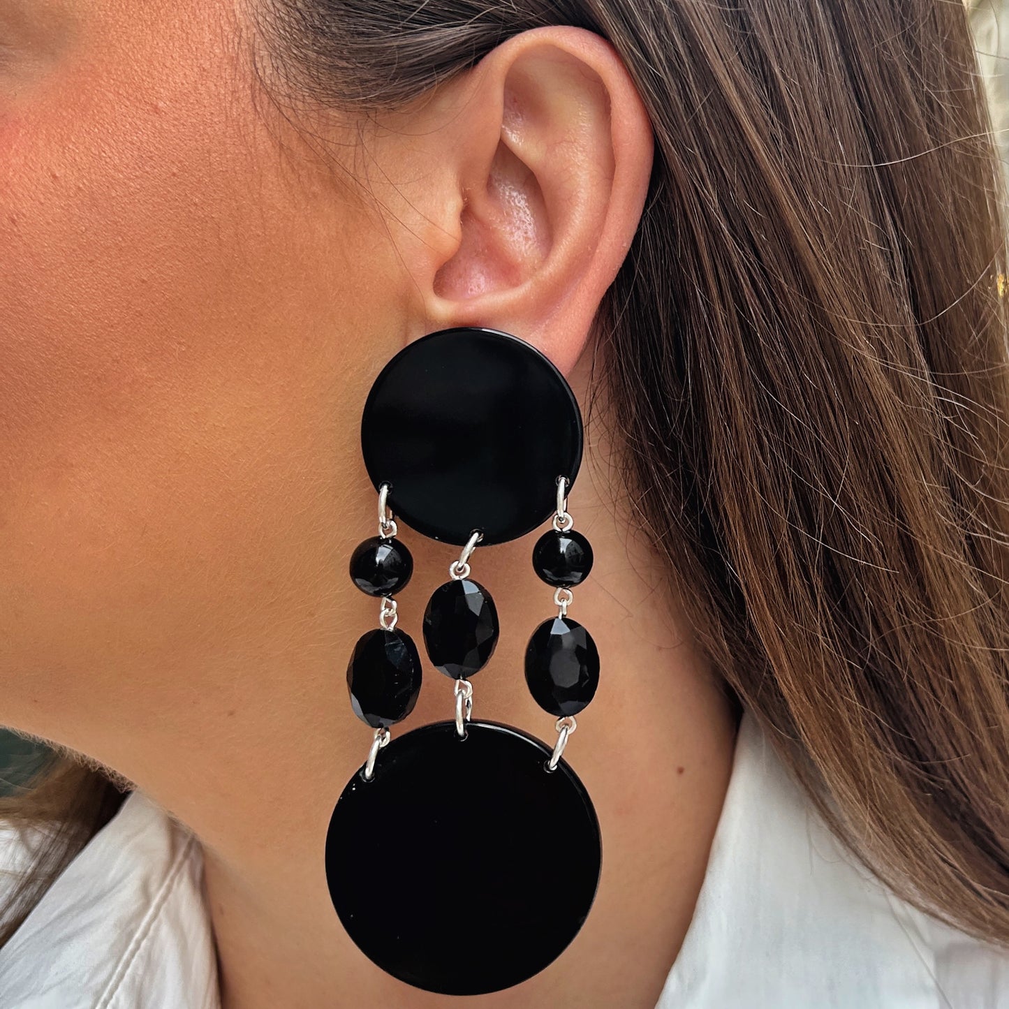 Boucles d'oreilles Pampilles Noires Francine Bramli en résine noire et perles facettées noires