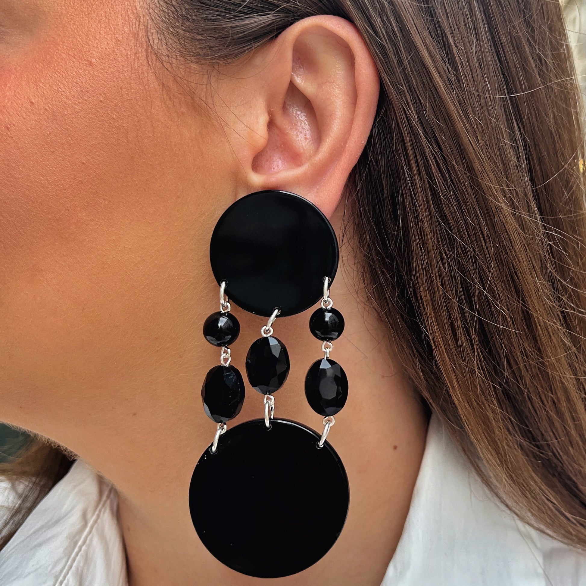 Boucles d'oreilles Pampilles Noires Francine Bramli en résine noire et perles facettées noires