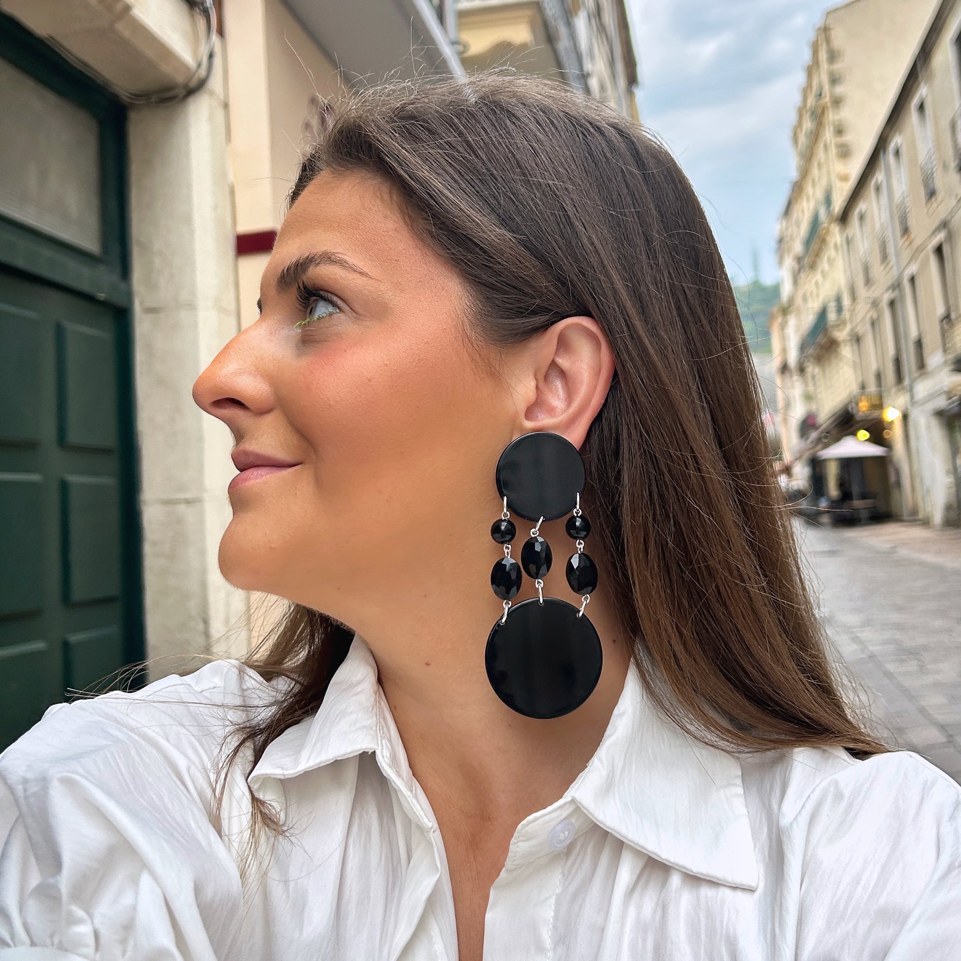 Boucles d'oreilles Pampilles Noires Francine Bramli en résine noire et perles facettées noires