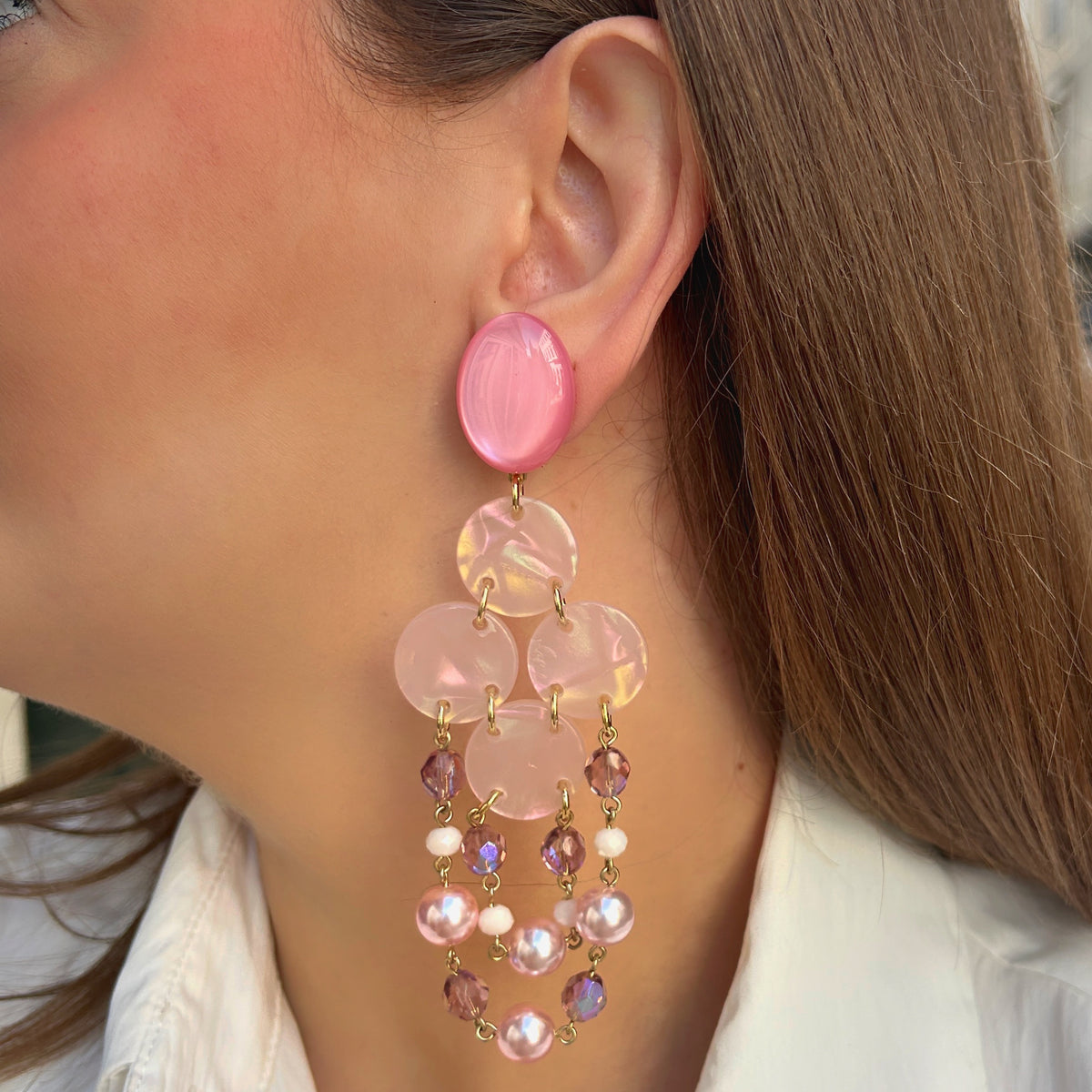 Boucles d’oreilles Pampilles Rose à clips Francine Bramli Paris, pastilles roses irisées et cascade de perles nacrées et cristaux facettés roses.