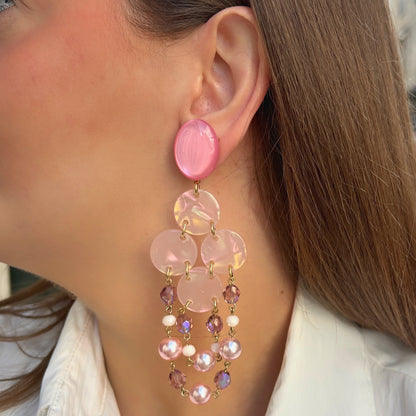 Boucles d’oreilles Pampilles Rose à clips Francine Bramli Paris, pastilles roses irisées et cascade de perles nacrées et cristaux facettés roses.