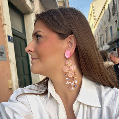 Boucles d’oreilles Pampilles Rose à clips Francine Bramli Paris, pastilles roses irisées et cascade de perles nacrées et cristaux facettés roses.