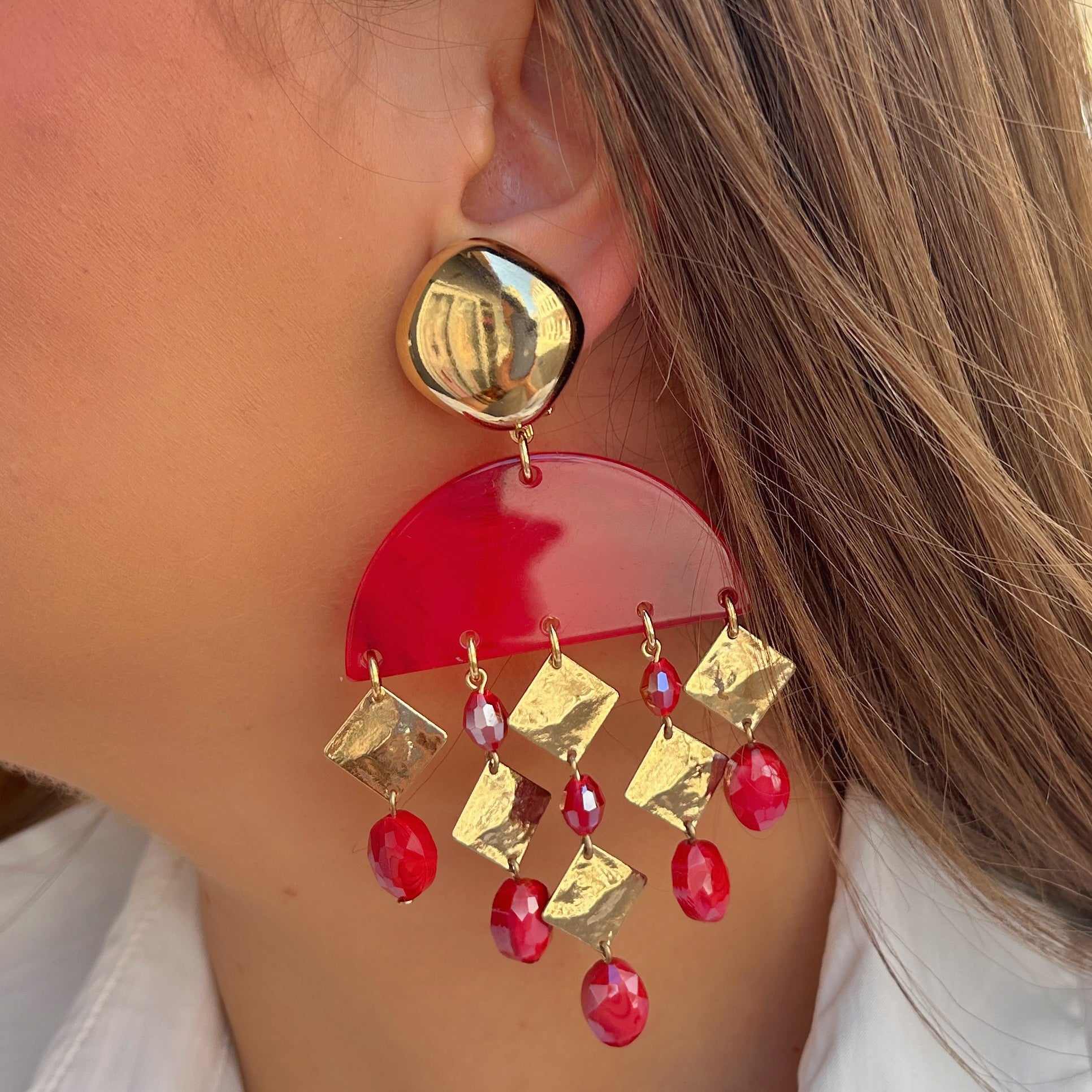Boucles pendantes rouges avec losanges dorés martelés Francine Bramli Paris