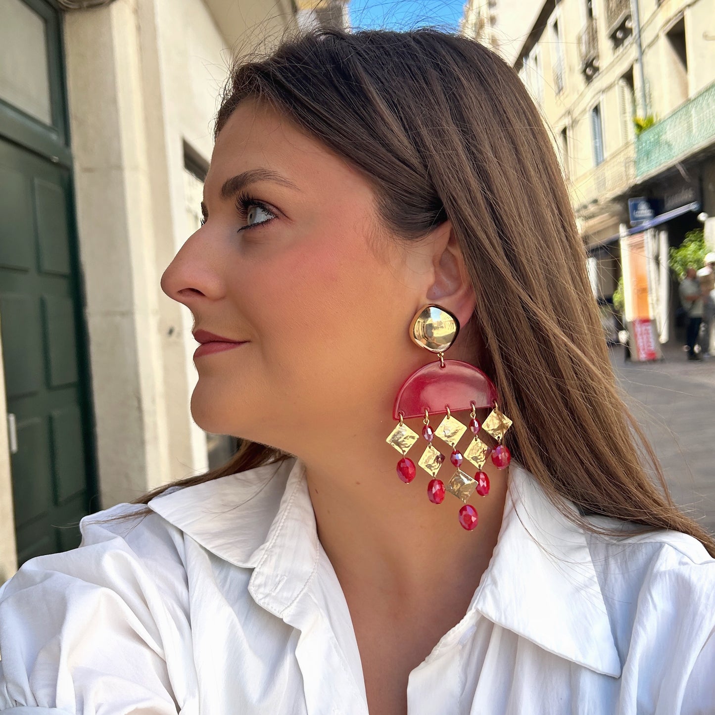 Boucles pendantes rouges avec losanges dorés martelés Francine Bramli Paris