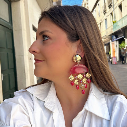 Boucles pendantes rouges avec losanges dorés martelés Francine Bramli Paris