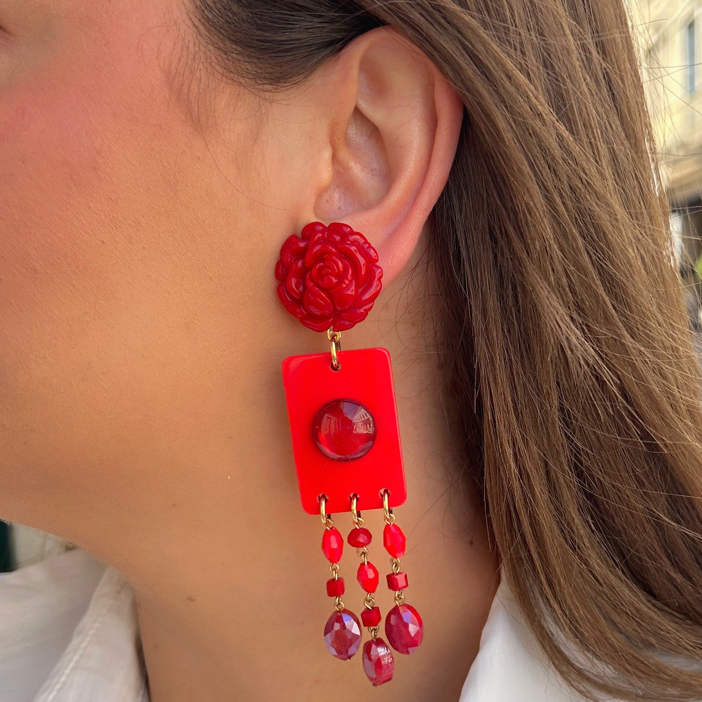 Boucles Pampilles rouge fleur Francine Bramli Paris détail motif floral