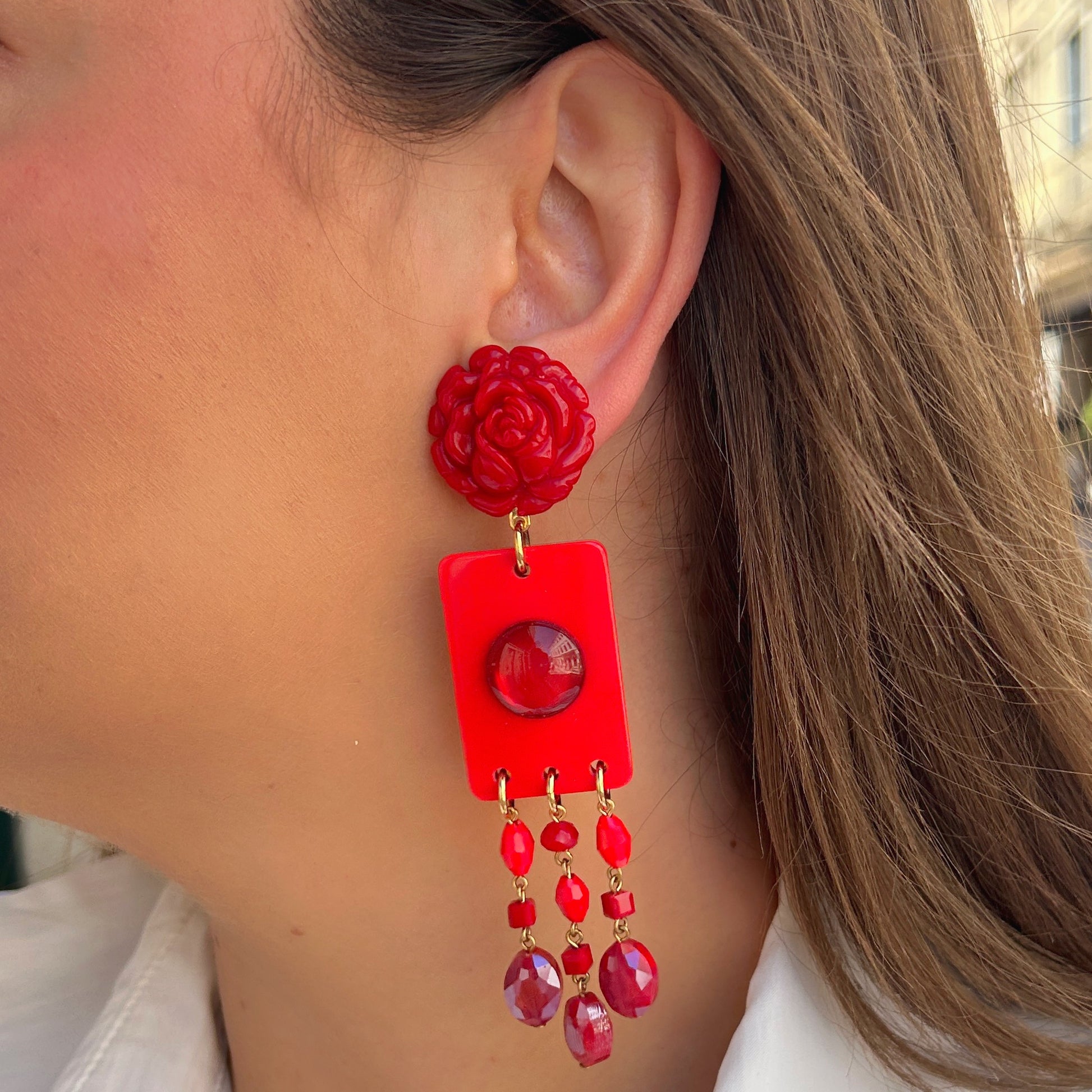 Boucles Pampilles rouge fleur Francine Bramli Paris détail motif floral