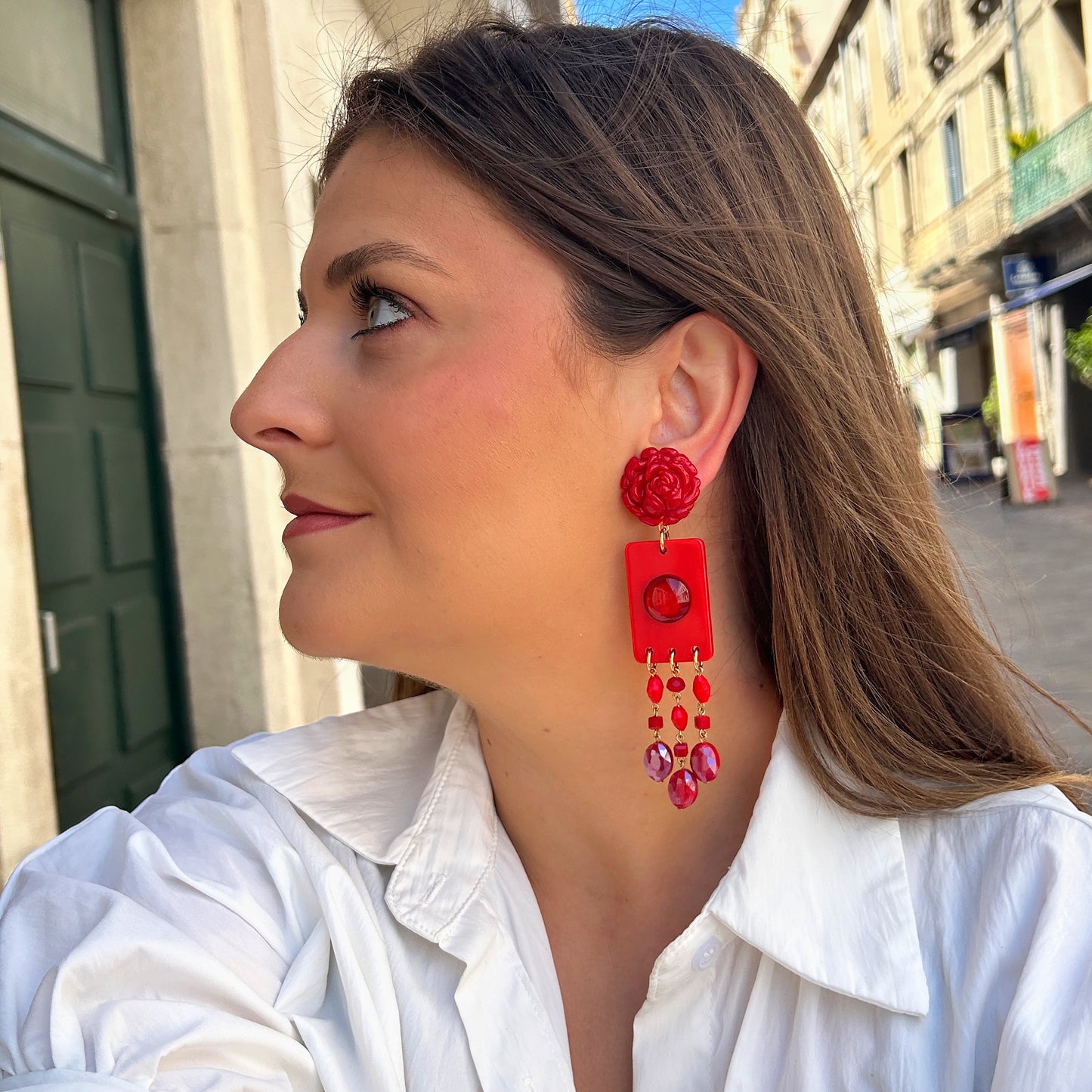 Boucles Pampilles rouge fleur Francine Bramli Paris détail motif floral