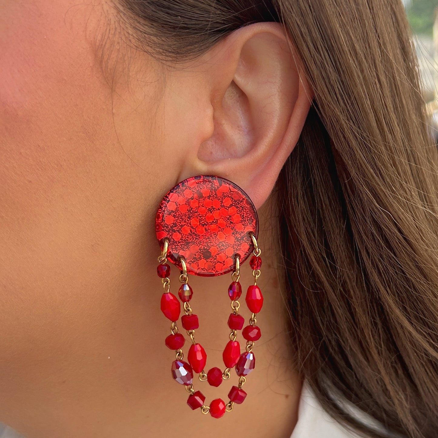 Boucles d’oreilles Pampilles rouges paillettes Francine Bramli Paris perles rouges
