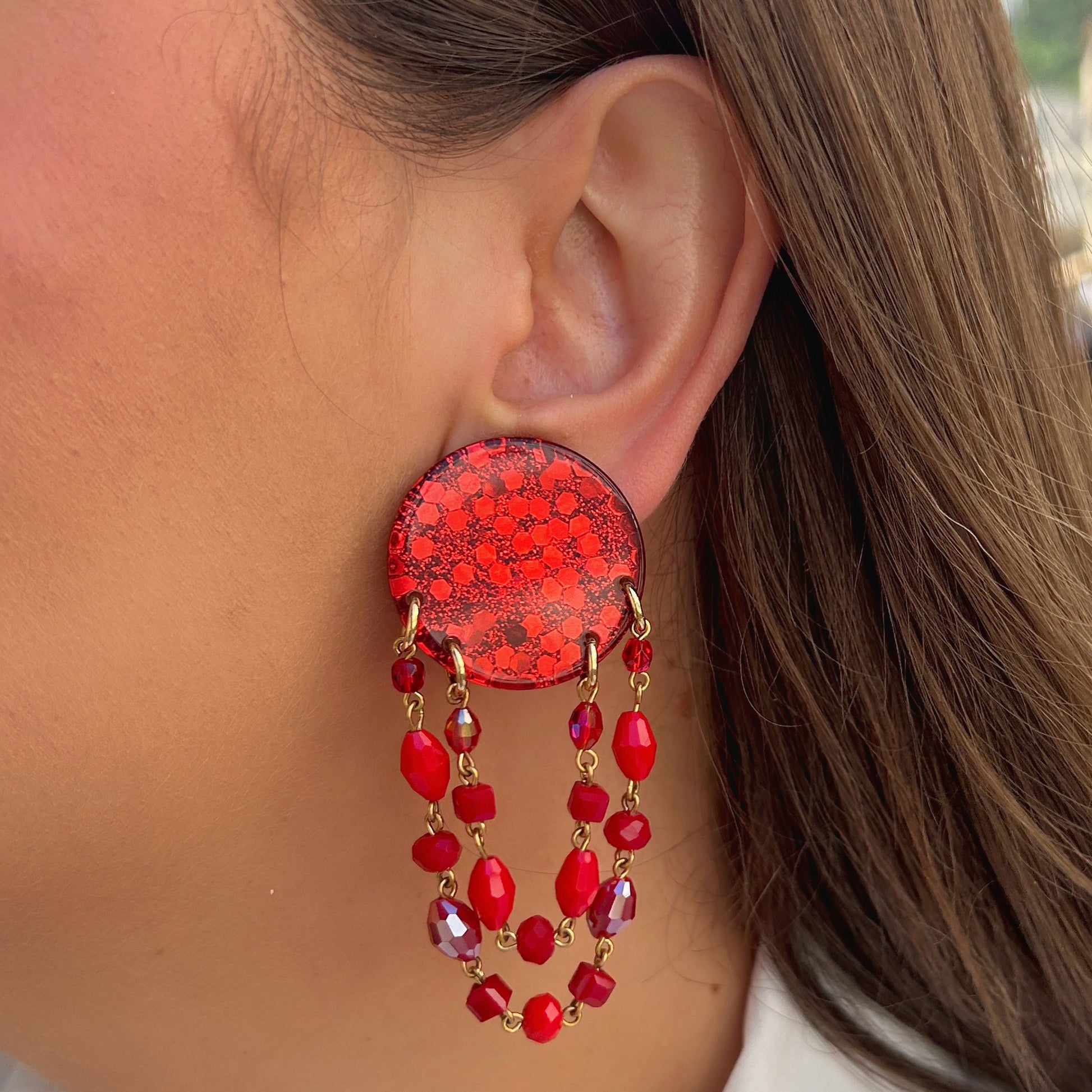 Boucles d’oreilles Pampilles rouges paillettes Francine Bramli Paris perles rouges