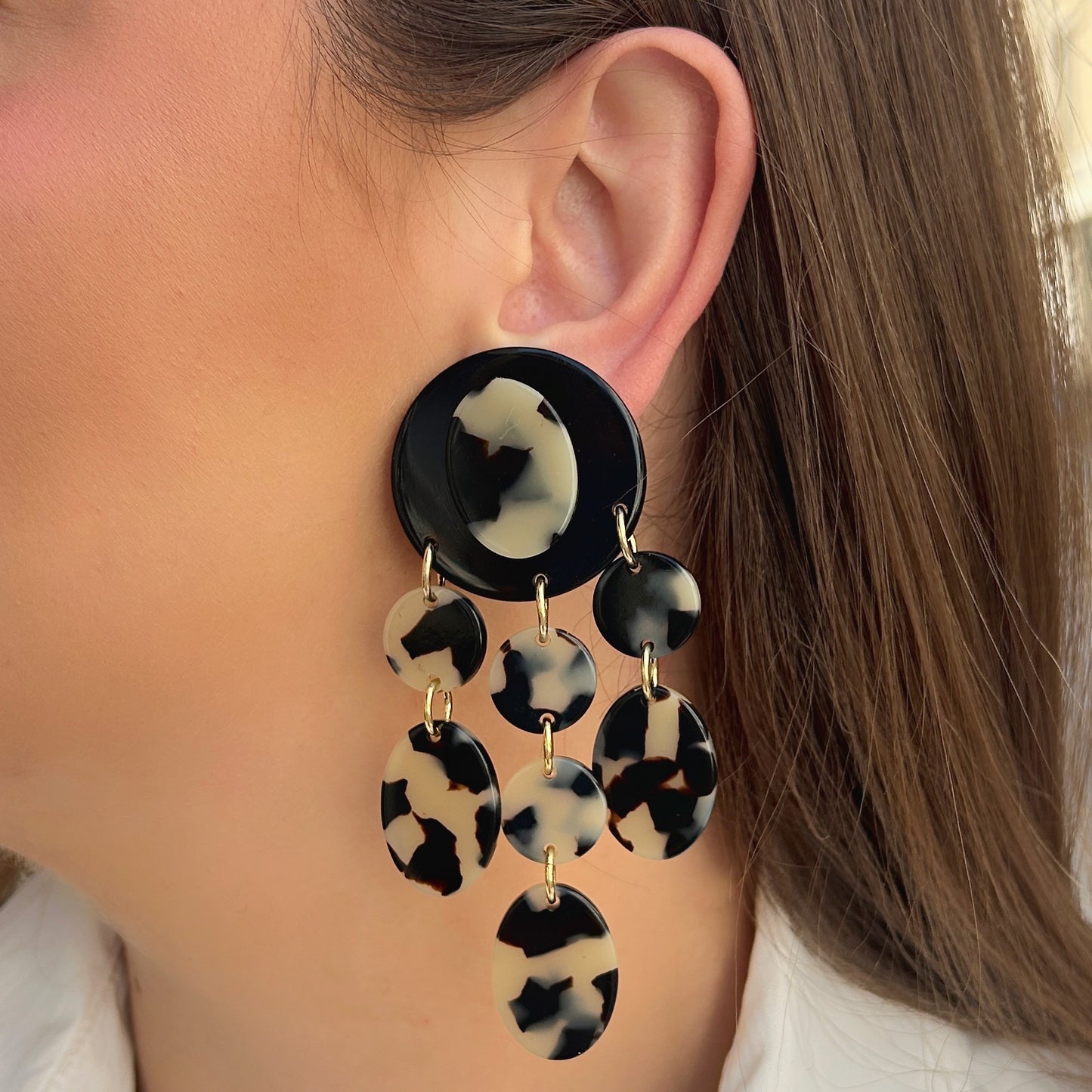 Boucles d’oreilles Papilles écaille noir et blanc Francine Bramli Paris
