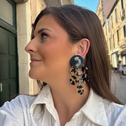 Boucles d’oreilles Papilles écaille noir et blanc Francine Bramli Paris

