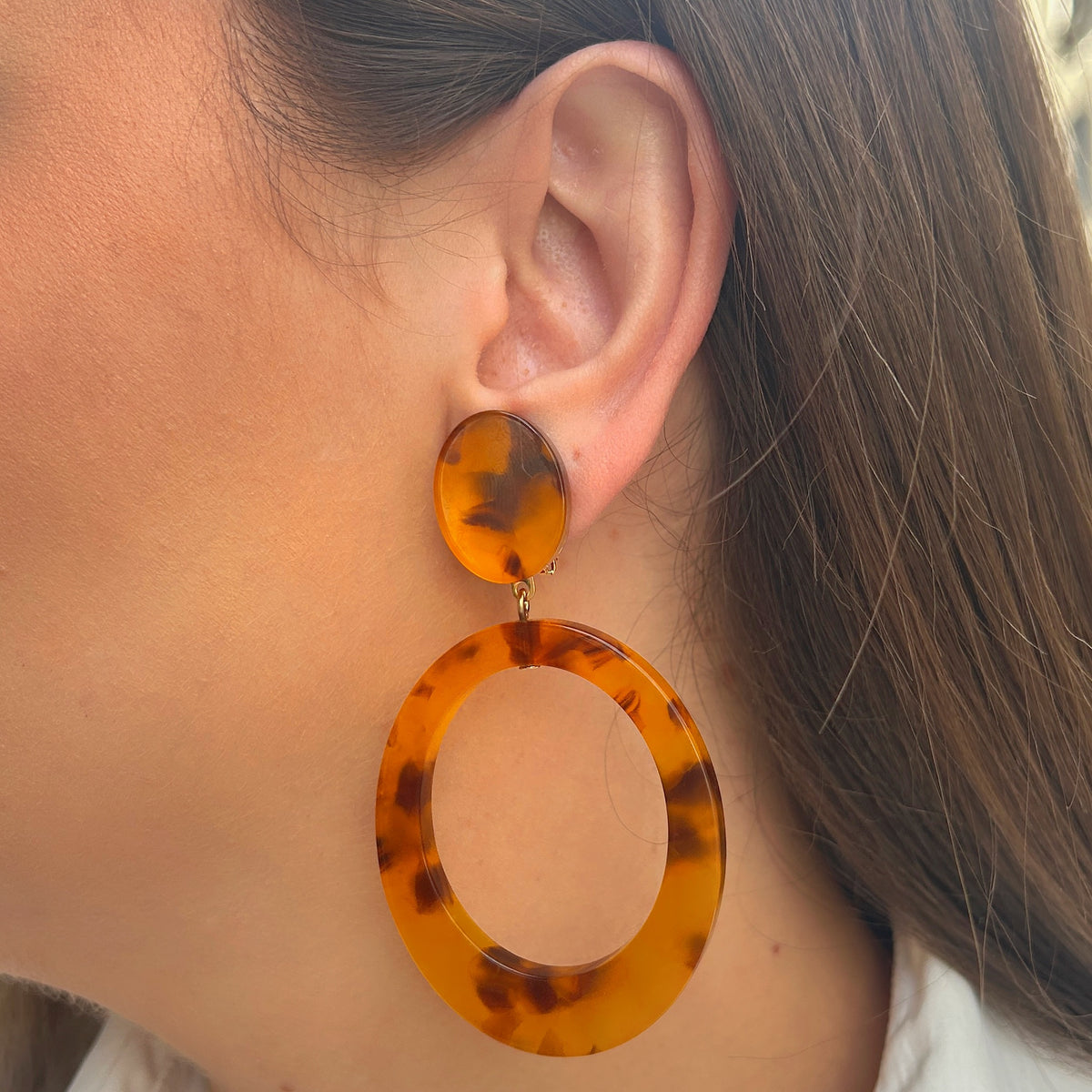 Boucles d’oreilles Pauline Ambre effet écaille Francine Bramli Paris
