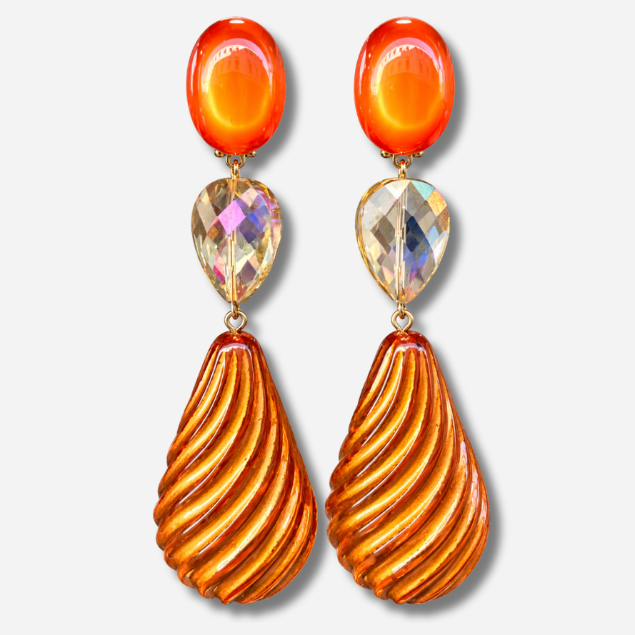Boucles d’oreilles Pénélope Orange à clips Francine Bramli Paris, cabochons ovales orange, perles gouttes irisées et pendentifs torsadés ambrés.
