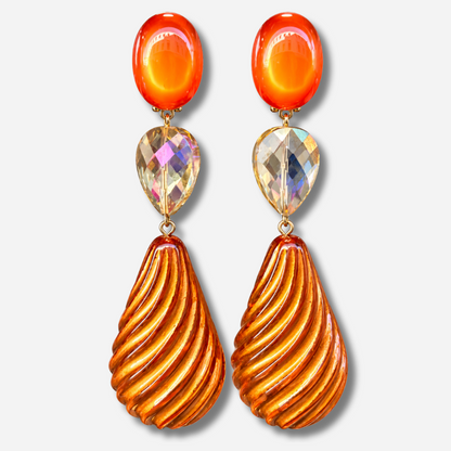 Boucles d’oreilles Pénélope Orange à clips Francine Bramli Paris, cabochons ovales orange, perles gouttes irisées et pendentifs torsadés ambrés.