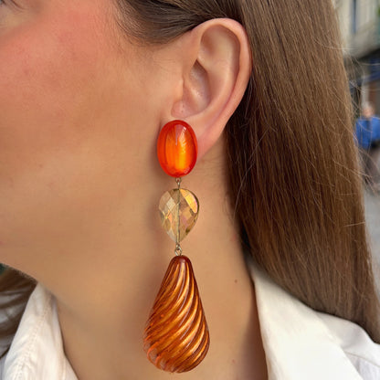 Boucles d’oreilles Pénélope Orange à clips Francine Bramli Paris, cabochons ovales orange, perles gouttes irisées et pendentifs torsadés ambrés.