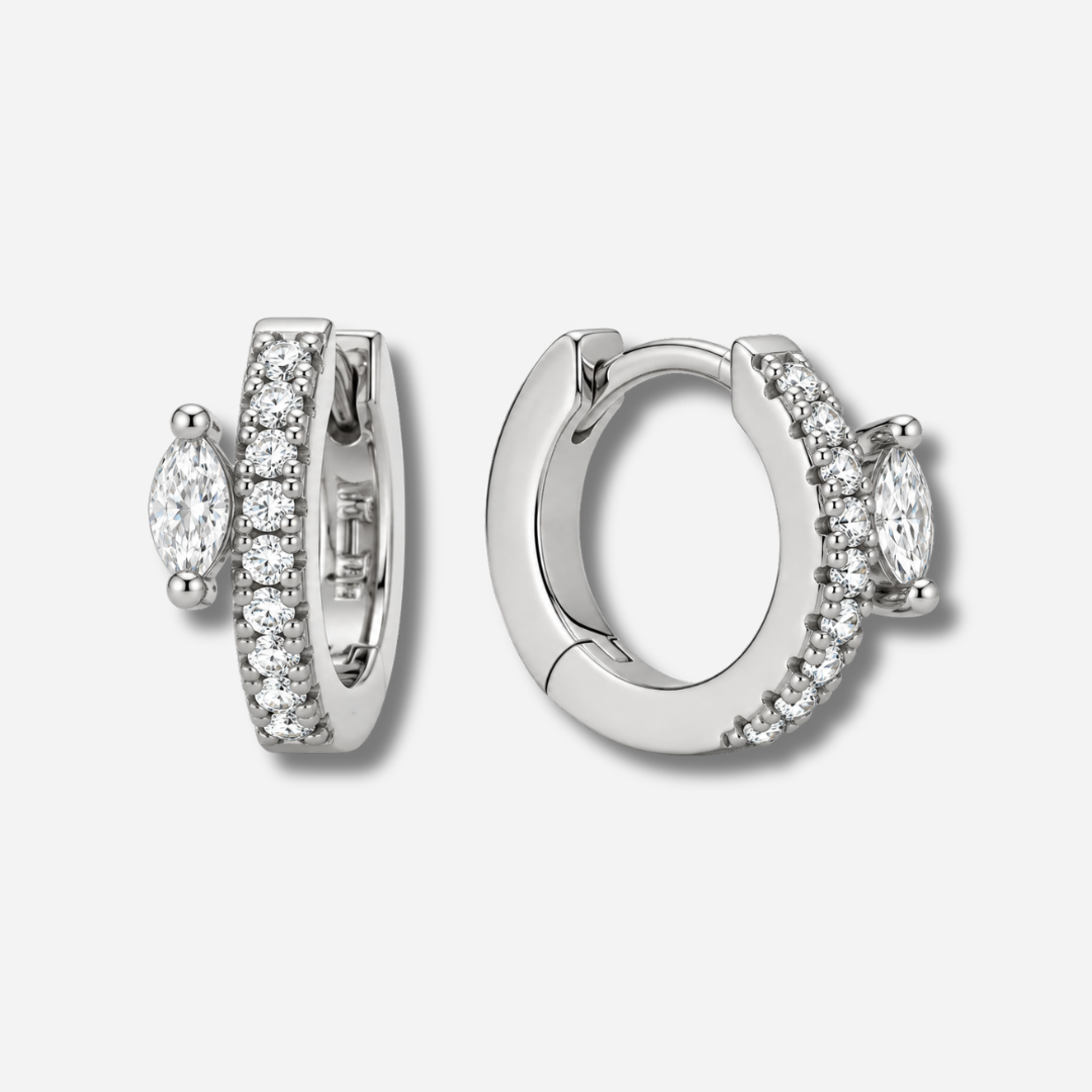 Boucles d’oreilles Precious Delhi Silver MYA BAY, petites créoles argentées serties de cristaux blancs avec une pierre en forme de marquise, chez Divinity Sète.
