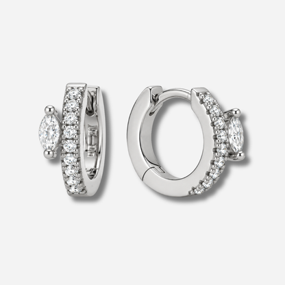 Boucles d’oreilles Precious Delhi Silver MYA BAY, petites créoles argentées serties de cristaux blancs avec une pierre en forme de marquise, chez Divinity Sète.
