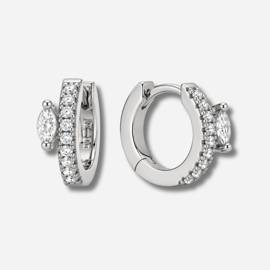 Boucles d’oreilles Precious Delhi Silver MYA BAY, petites créoles argentées serties de cristaux blancs avec une pierre en forme de marquise, chez Divinity Sète.