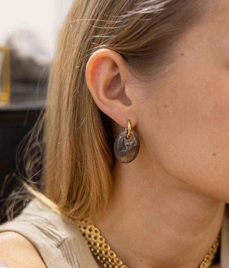 Boucles d’oreilles Prisme ZAG en acier inoxydable doré avec pendentif ovale en résine marbrée