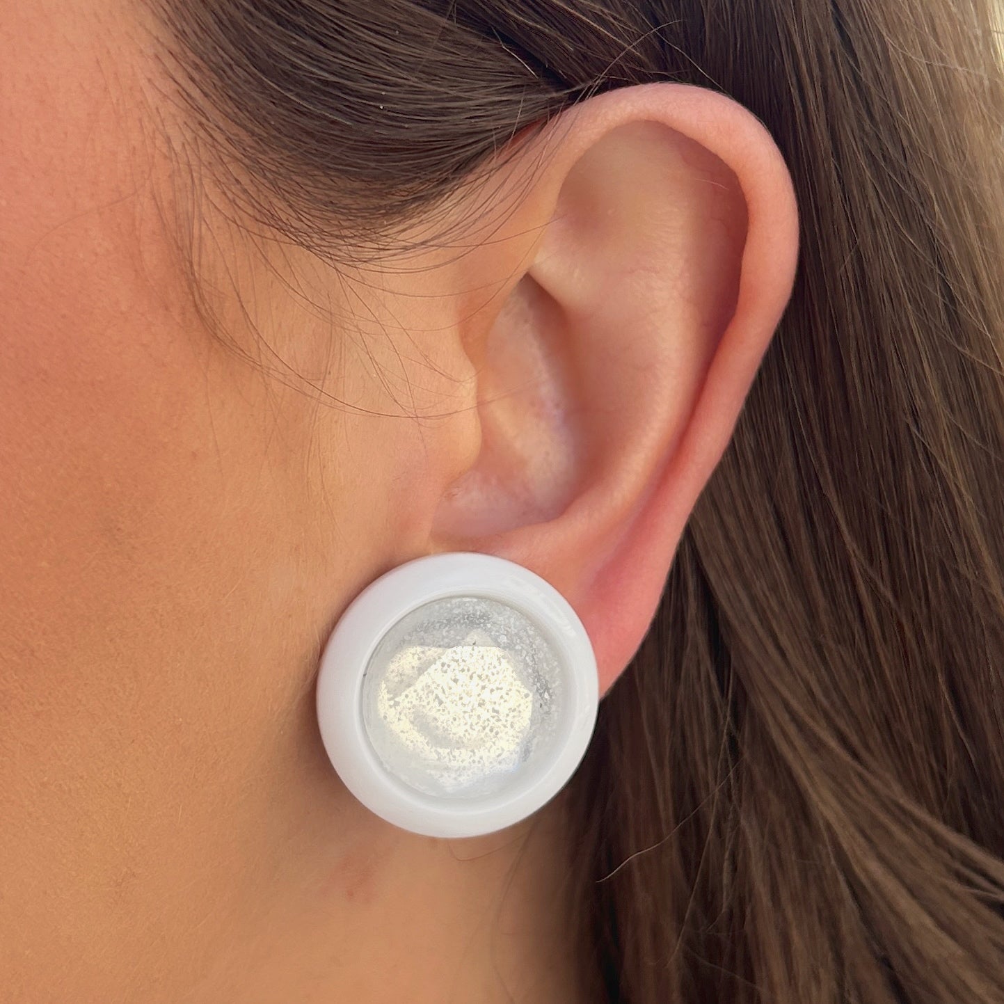 Boucles d’oreilles Rainball blanc givré Francine Bramli Paris résine pailletée