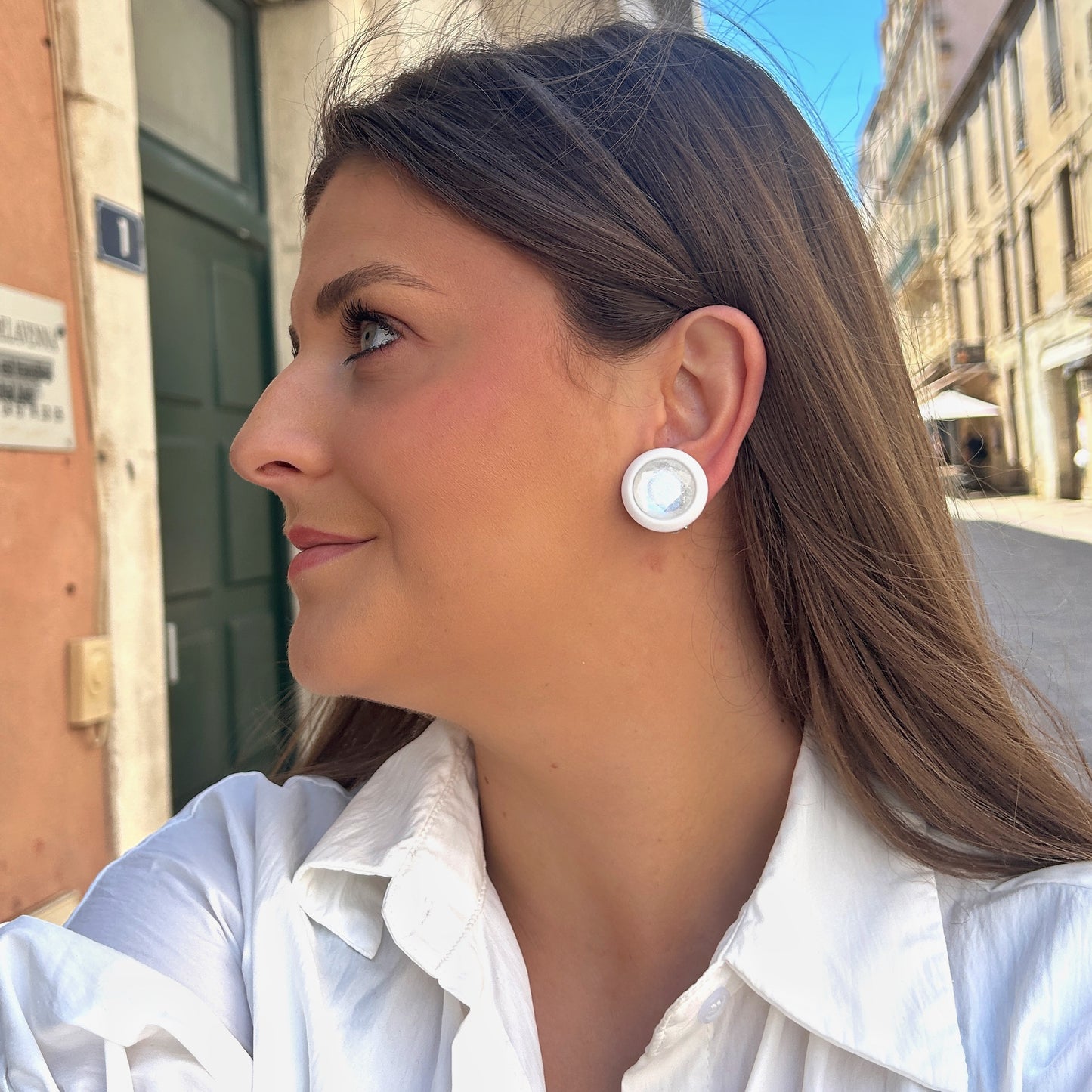 Boucles d’oreilles Rainball blanc givré Francine Bramli Paris résine pailletée