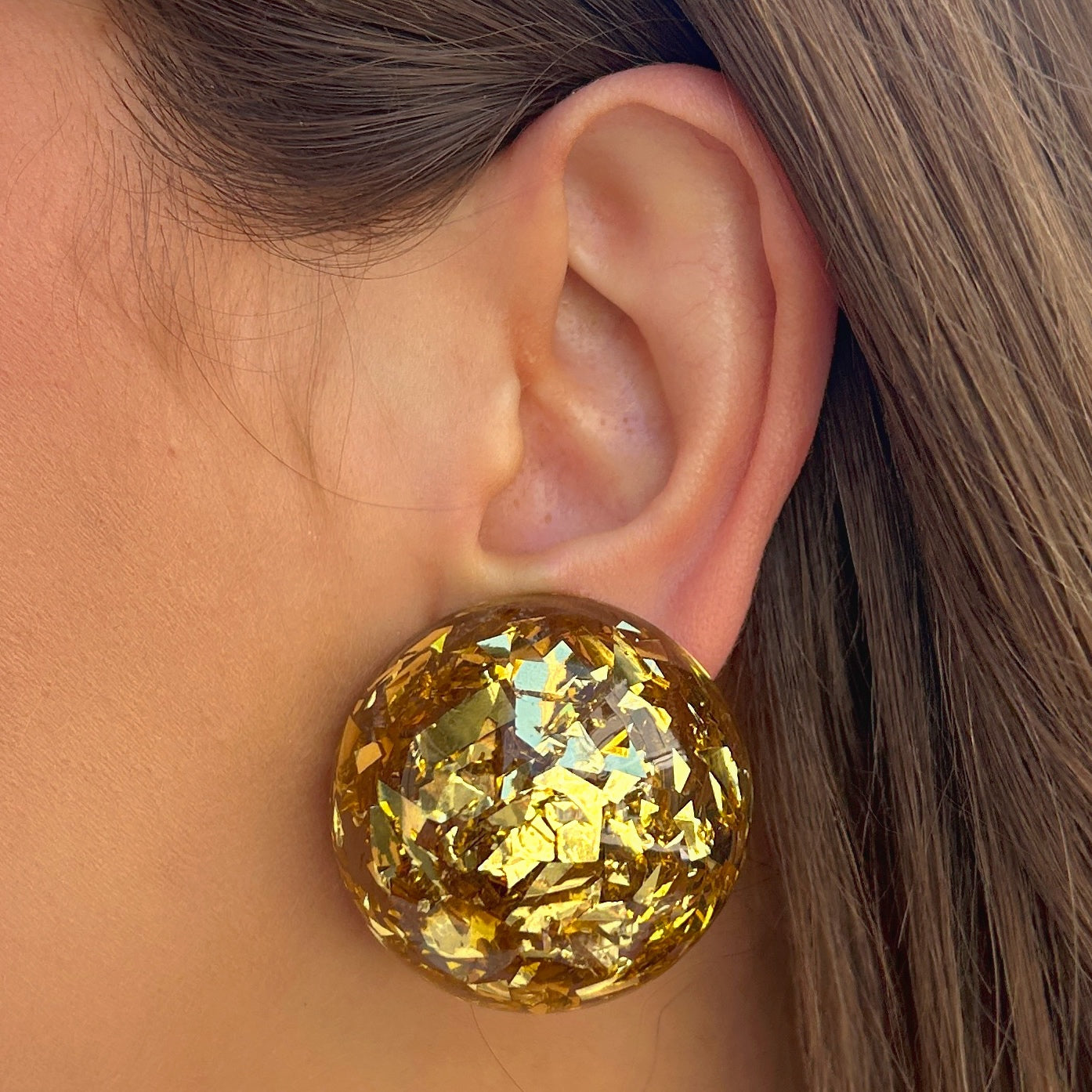 Boucles d’oreilles Rainball doré Francine Bramli Paris résine paillettes or