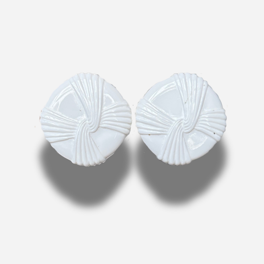 Boucles d’oreilles Rainball drapé blanc Francine Bramli Paris résine blanche