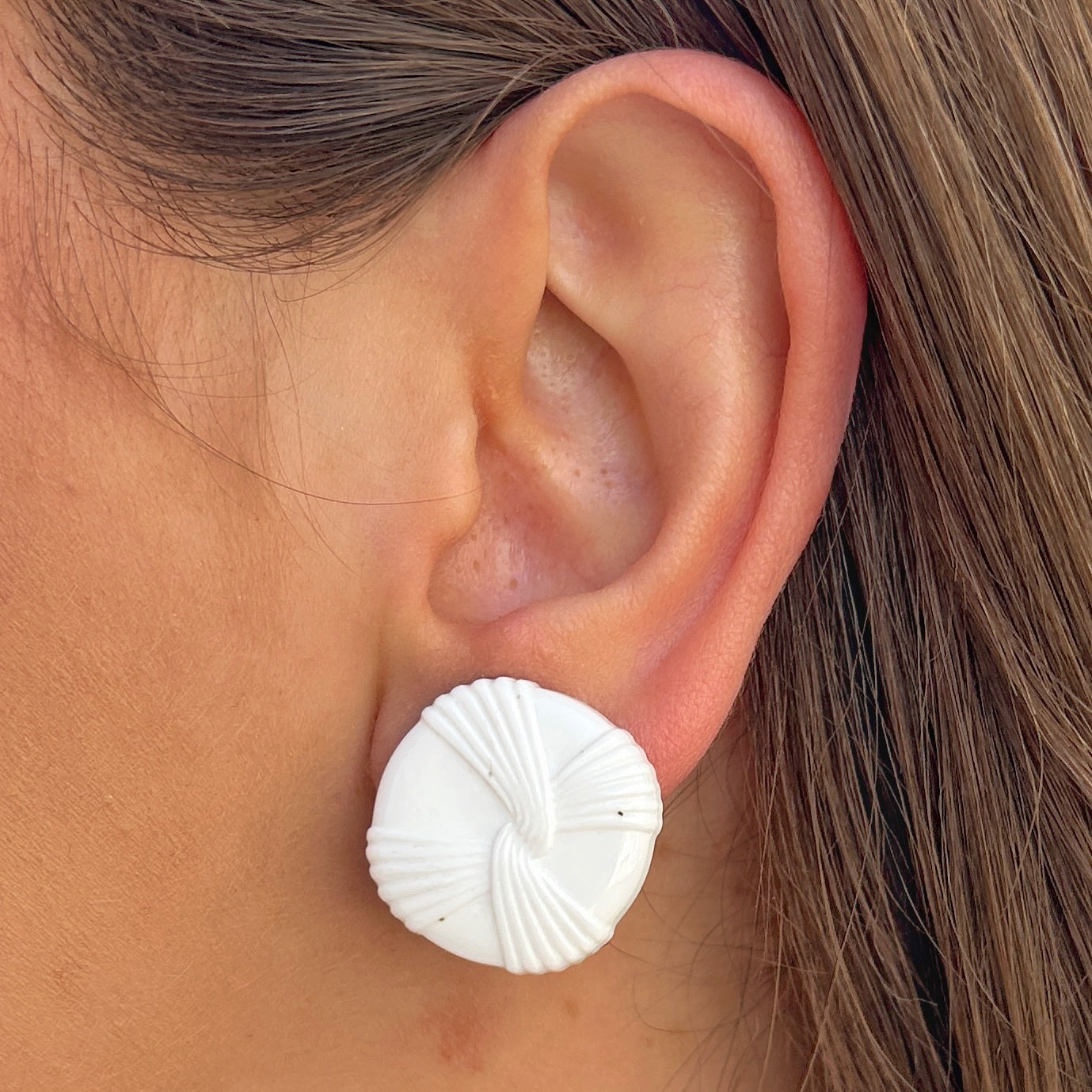 Boucles d’oreilles Rainball drapé blanc Francine Bramli Paris résine blanche