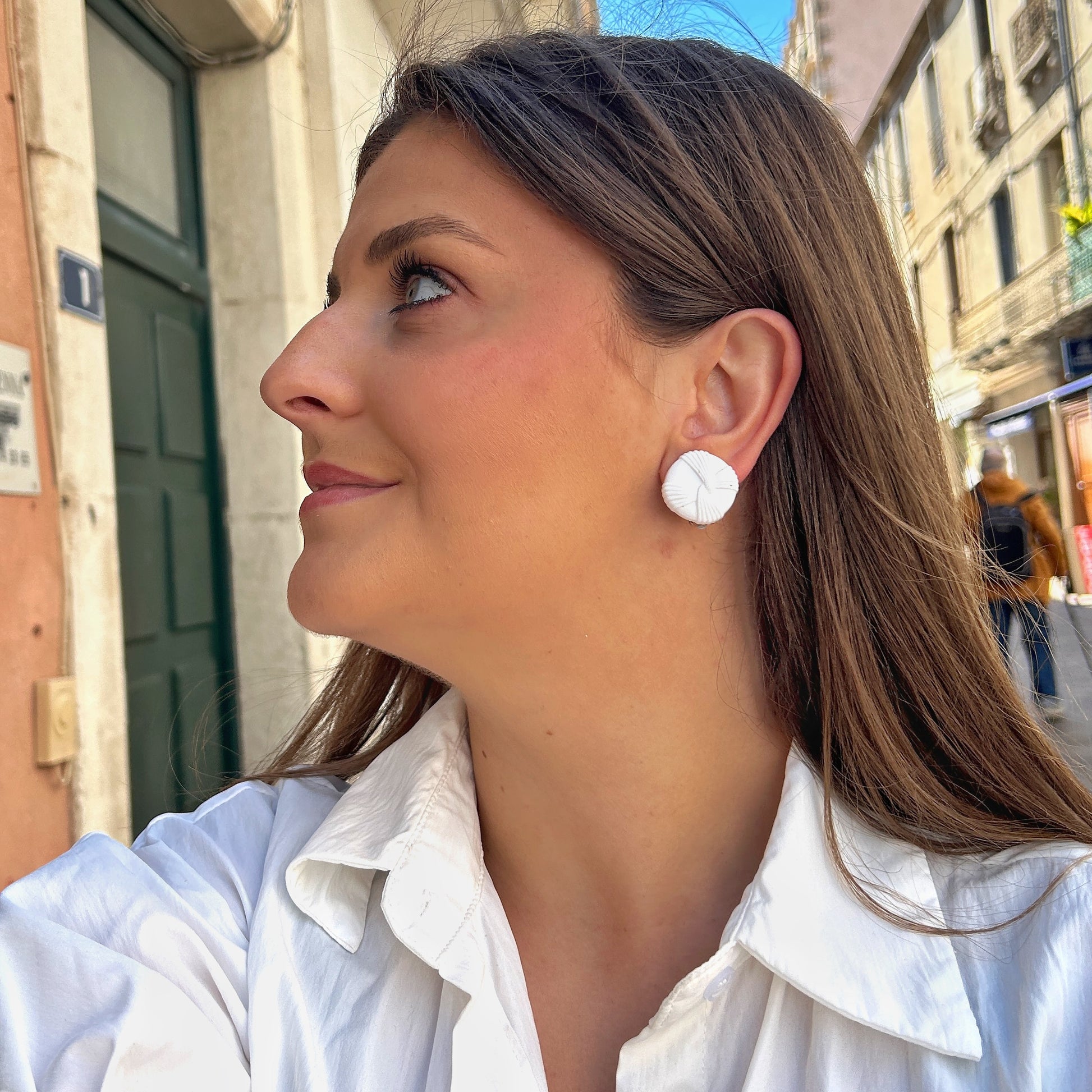 Boucles d’oreilles Rainball drapé blanc Francine Bramli Paris résine blanche