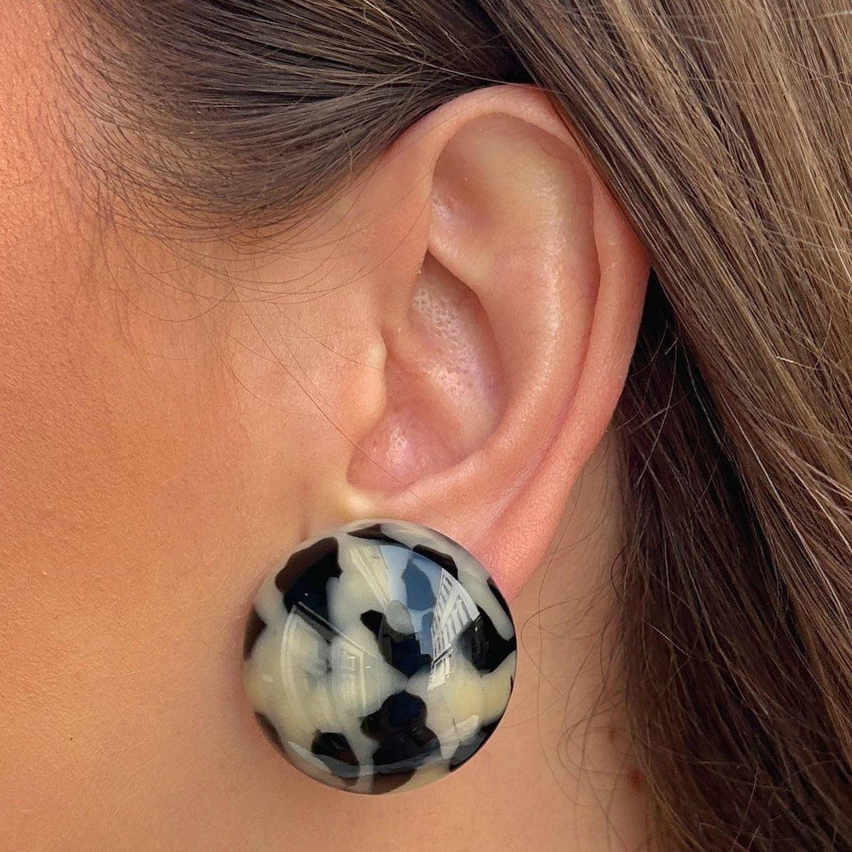 Boucles d’oreilles Rainball écaille noir et blanc Francine Bramli Paris

