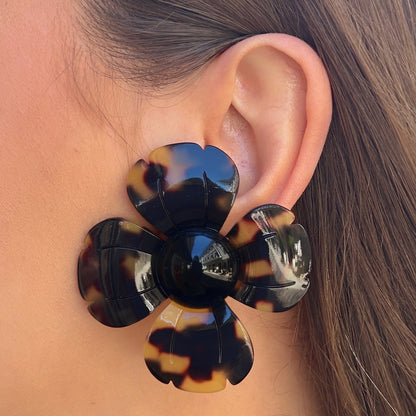 Boucles d’oreilles Rainball Fleur Écaille de Tokyo Francine Bramli Paris en résine écaille forme fleur oversize