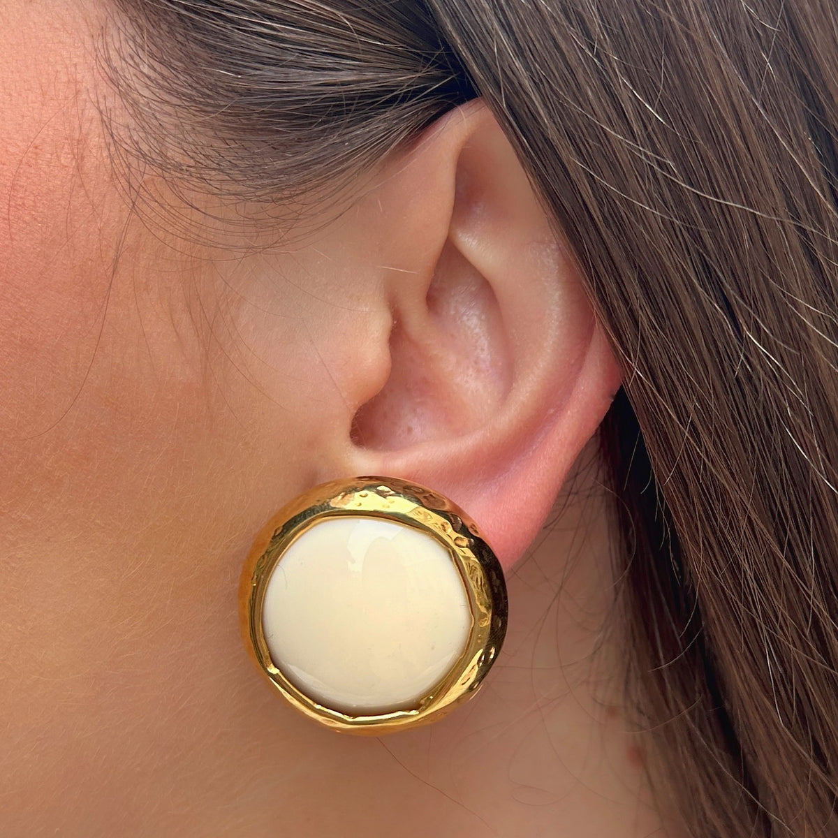 Boucles d’oreilles Rainball Ivoire Francine Bramli Paris rondes ivoire avec contour doré