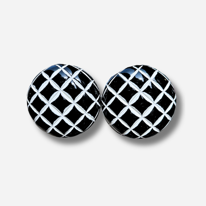 Boucles d'oreilles Rainball Matelassé Noir et Blanc Francine Bramli rondes à motif graphique