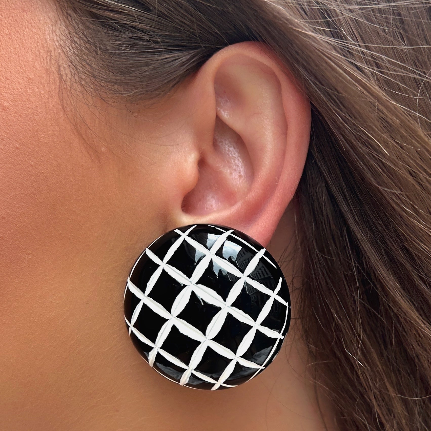 Boucles d'oreilles Rainball Matelassé Noir et Blanc Francine Bramli rondes à motif graphique