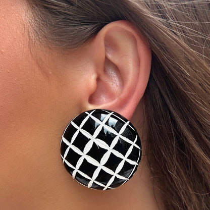 Boucles d'oreilles Rainball Matelassé Noir et Blanc Francine Bramli rondes à motif graphique